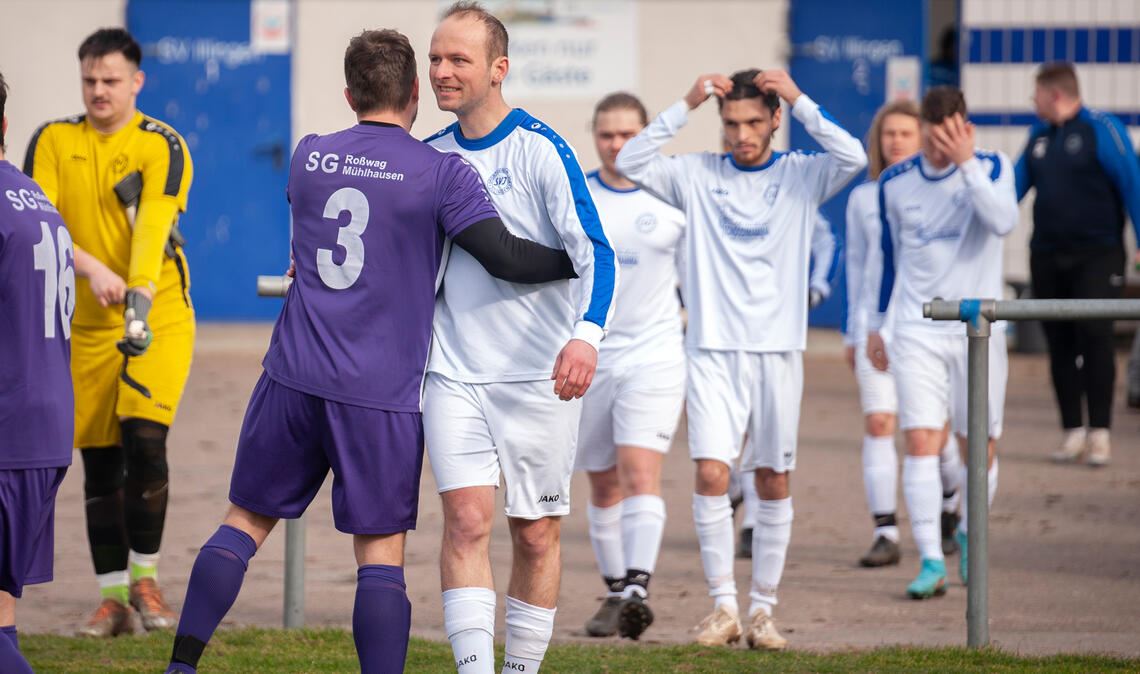 Man herzt sich vor dem Spiel und muss sich auch nach dem Abpfiff nicht weniger wohlgesonnen sein, denn beim 0:0 hat keiner das Nachsehen. Fotos: Fotomoment