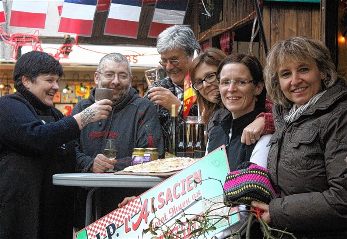 Man kennt sich und lacht zusammen in der französischen Ecke auf dem Weihnachtsmarkt.