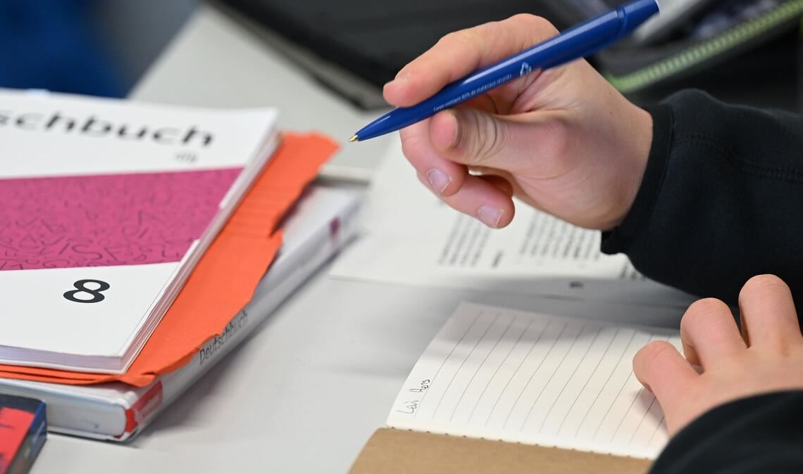 Man müsse bei Hausaufgaben und in Prüfungen in unteren Klassen die Handschrift fordern, um Täuschung zu verhindern, sagt der DL-Präsident. (Symbolbild)