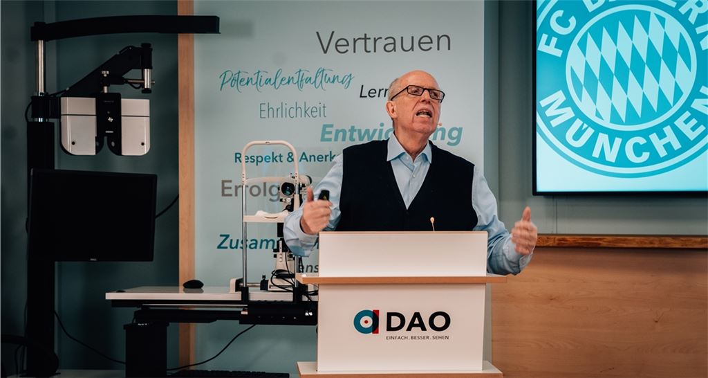Manager-Legende Rainer Calmund erklärt, warum der FC Bayern München so erfolgreic h ist: „Die sind Weltklasse in kurzen und in langen Hosen.“Fotos: Deutsche Augenoptik AG