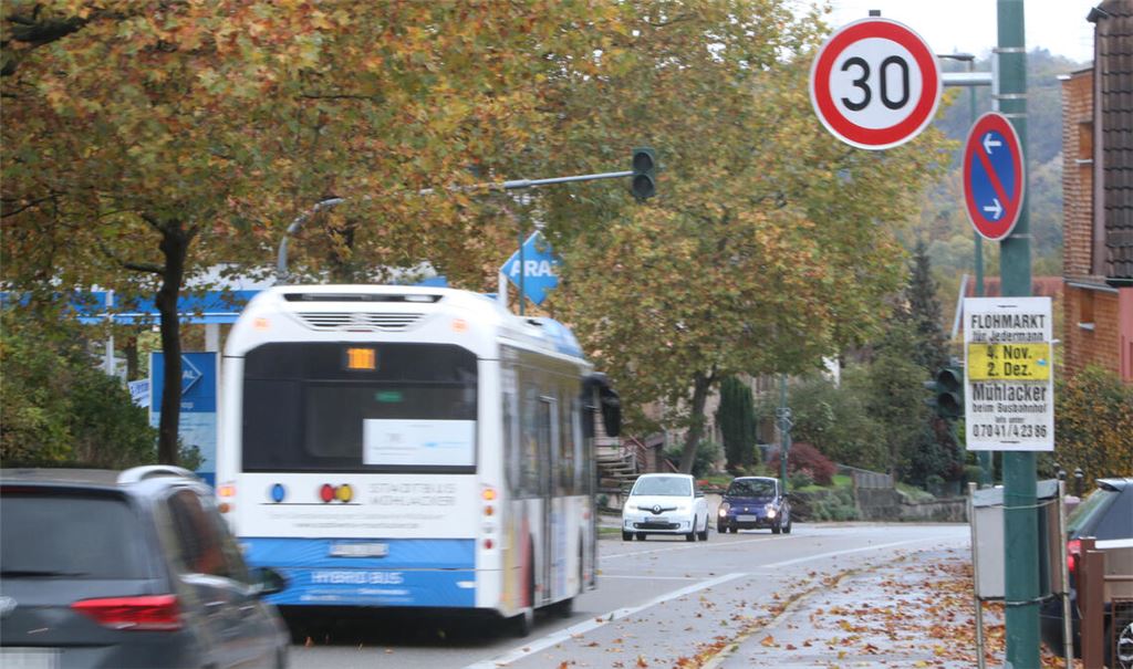 Manch einer muss sich noch daran gewöhnen: Auf einem Teilstück der innerstädtischen B10 in Mühlacker gilt Tempo 30, was die Lärmbelastung reduzieren soll. Foto: Disselhoff