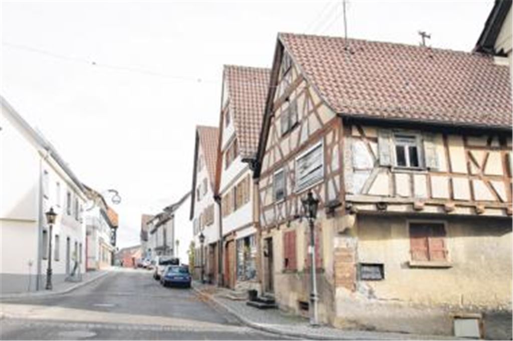 Manche Gebäude in der Marktstraße weisen noch erheblichen Sanierungsbedarf auf. 
Foto: T. Keller