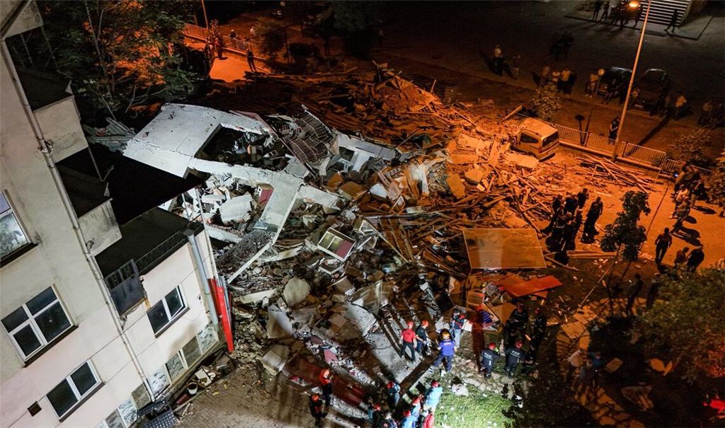 Manche Häuser sind beim Beben in Sindirgi in der westtürkischen Provinz Balikesir wie Kartenhäuser eingestürzt.