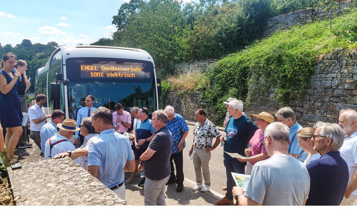Manche Themen (er)klären sich vor Ort besser als im Sitzungssaal: Mitglieder des Kreistags machen sich von den Stützmauern in Mühlhausen ein Bild. Fotos: Deeg