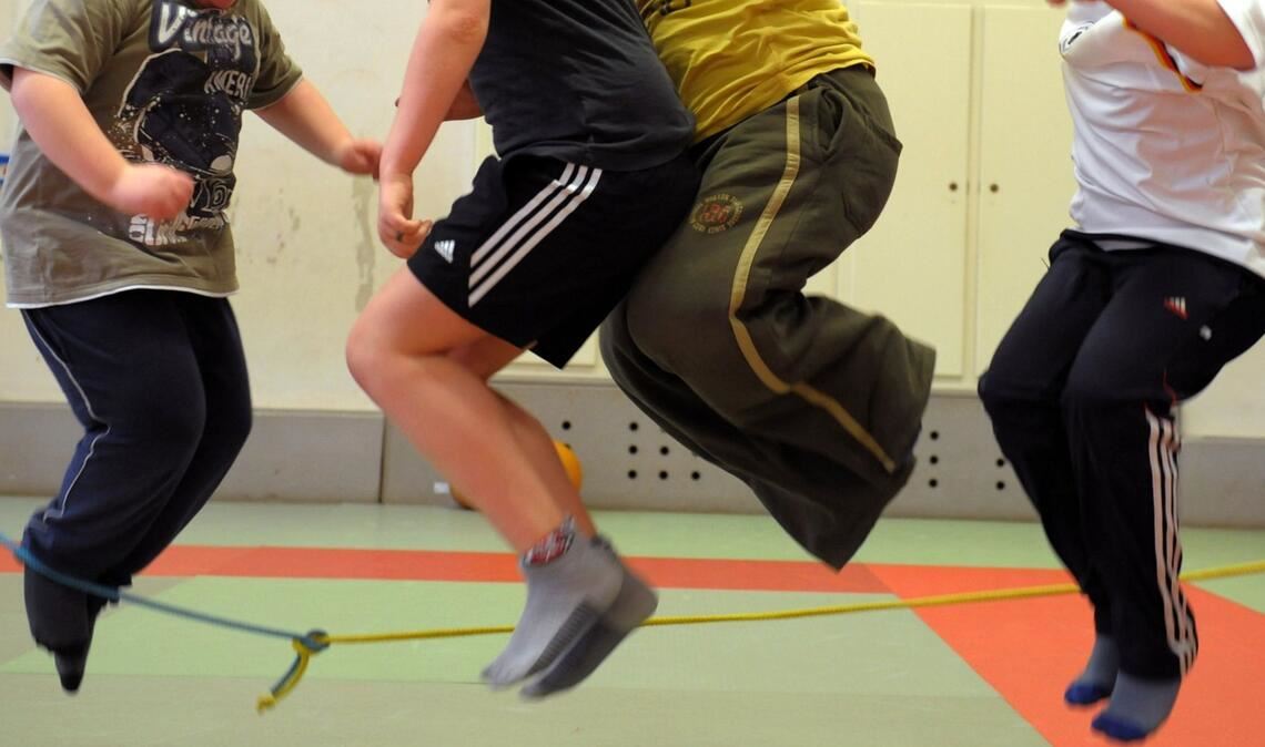 Manche übergewichtigen Kinder nehmen an einem speziellen Sportprogramm teil. (Symbolbild)