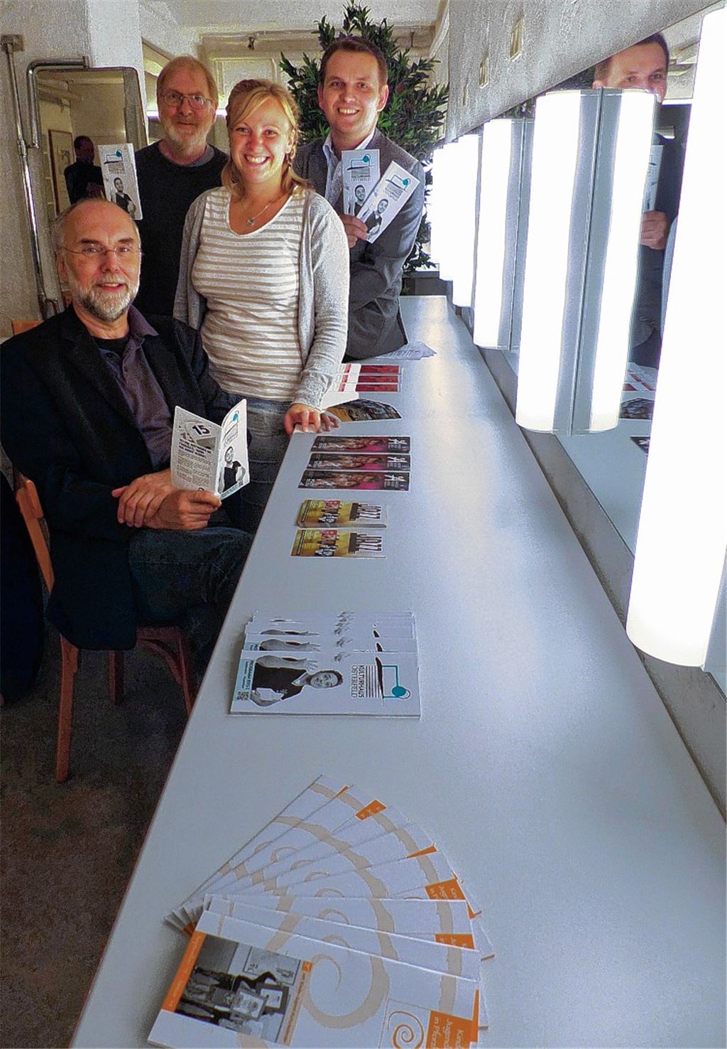 Manches bekommt der Besucher nicht mit, aber es macht trotzdem Sinn: So wurde die Künstlergarderobe renoviert und mit gemütlichem Licht versehen, in dem sich sonnen (von vorne): Gerhard Baral, Katinka Mast, hinten re. Andreas Mürle, Bernd Kotz. Die nächsten größeren Maßnahmen heißen unter anderem: Schallschutzwand zwischen Bühnenturm Großer Saal z und Malersaal und Studio.Foto: Roth