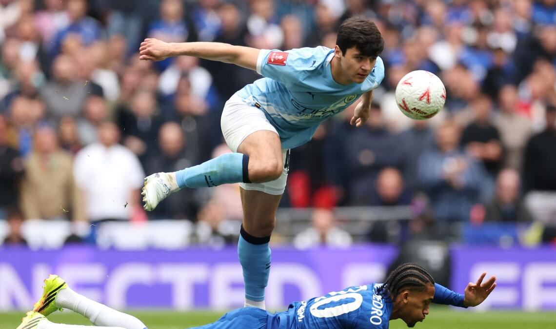 Manchester Citys Abdukodir Khusanov (oben) und Chelseas Joao Pedro kämpfen um den Ball.