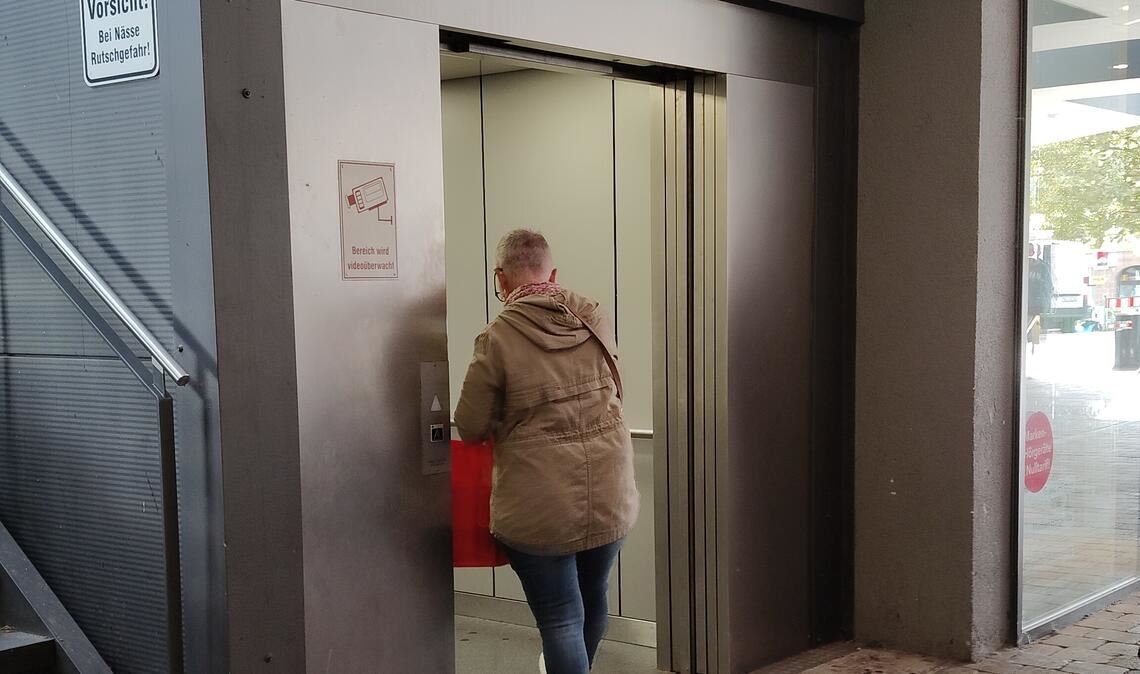 Probleme mit dem Aufzug: „Das war nicht das erste Mal“ Manchmal defekt, oft demoliert: der Fahrstuhl in der „Drehscheibe“. Foto: Deeg