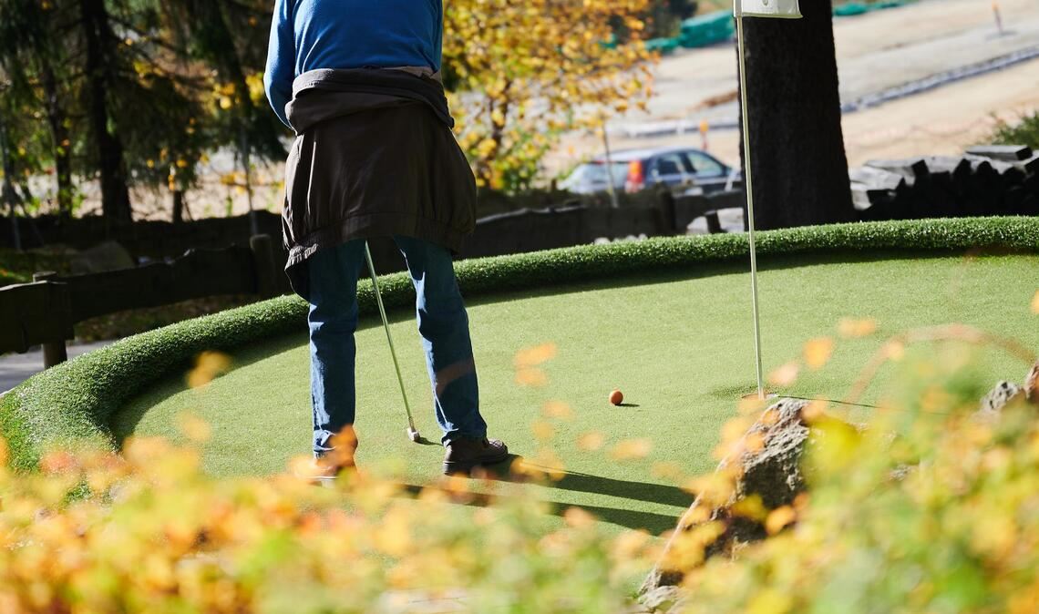 Manchmal ist es wie verflixt und der Ball kommt wieder aus dem Loch heraus. (Symbolbild)