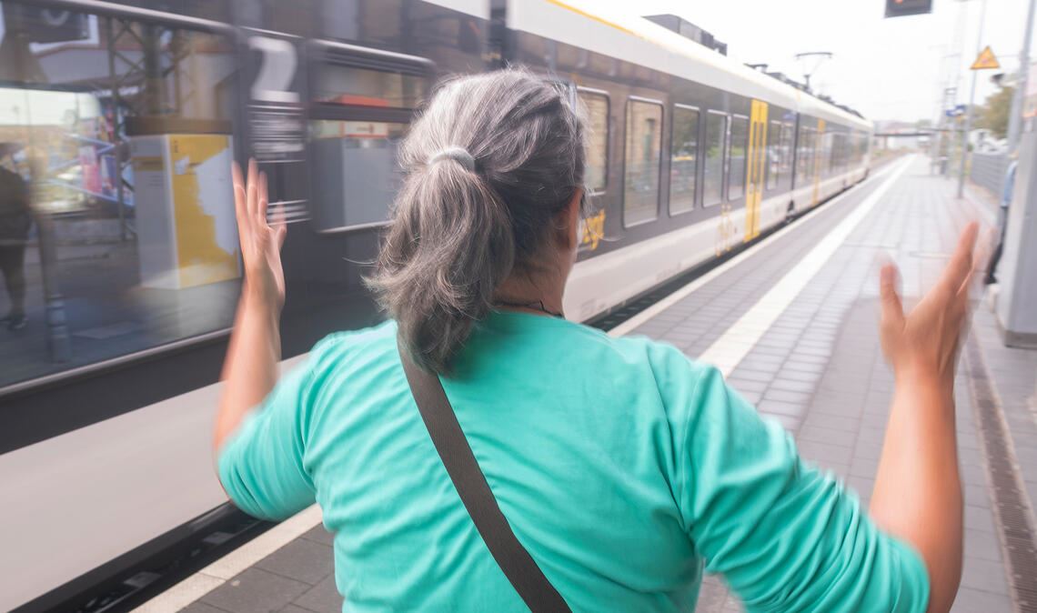 Manchmal können Reisende dem Zug nur noch hinterherblicken – wenn er stark verkürzt und schon überfüllt angekommen ist. Foto: Fotomoment