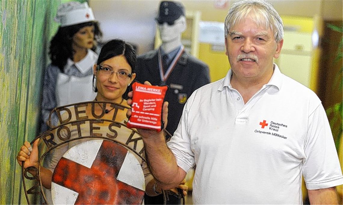 Manchmal reichen wenige Mittel, um Verletzten sinnvoll helfen zu können: Thomas Krack, Vorsitzender des DRK Mühlacker, zeigt ein Erste-Hilfe-Set für unterwegs. Bei der Senderstädter Ortsgruppe ist Katharina Beck als Ausbildungsleiterin aktiv.