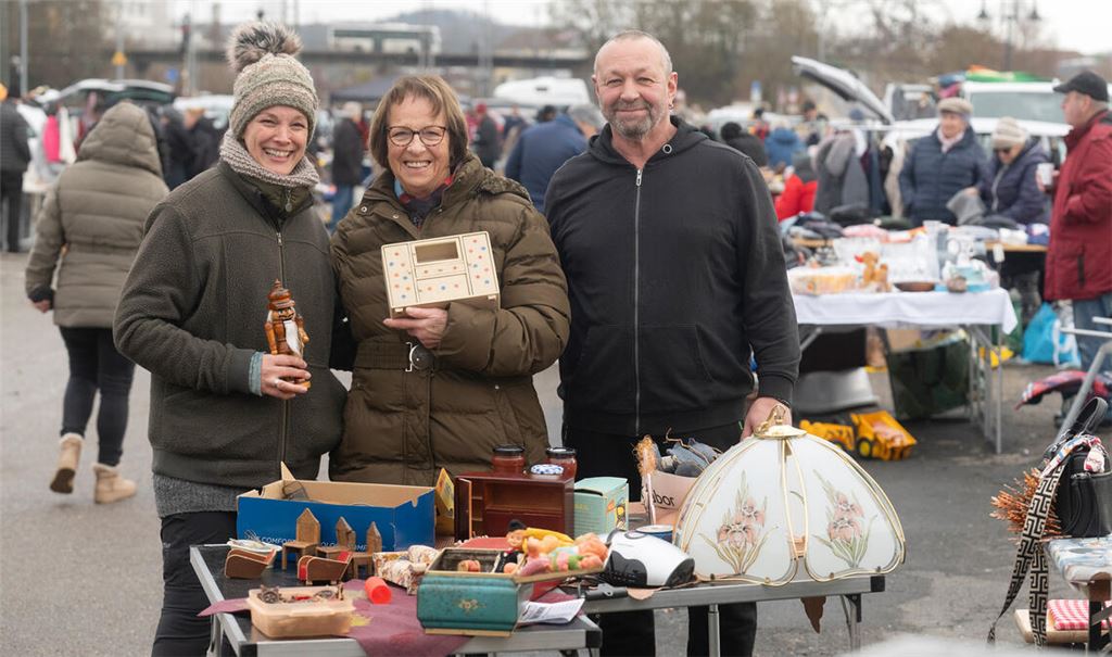 Mandy Höbenreich und Inge Veil freuen sich, dass Axel Federolf (v. li.) den Flohmarkt auf dem Gelände „Lienzinger Tor“ beim Mühlacker Bahnhof weiterführt. Foto: Fotomoment