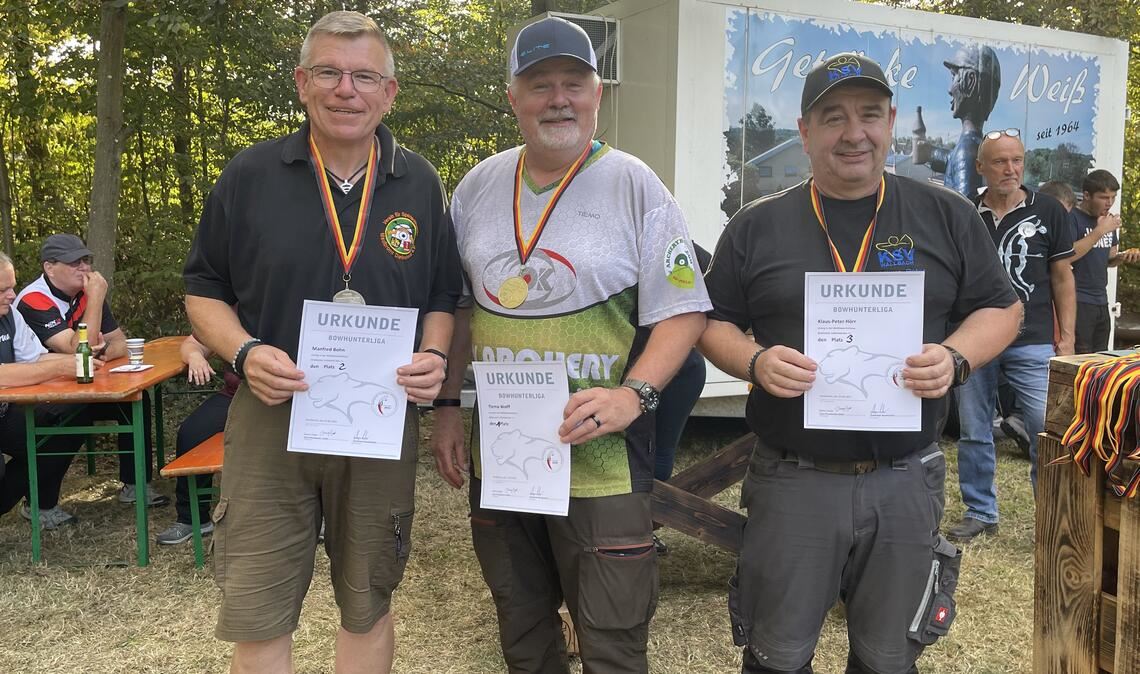 Manfred Bohn (li.) vom Gastgeber freut sich über Silber beim Ligafinale. Foto: privat