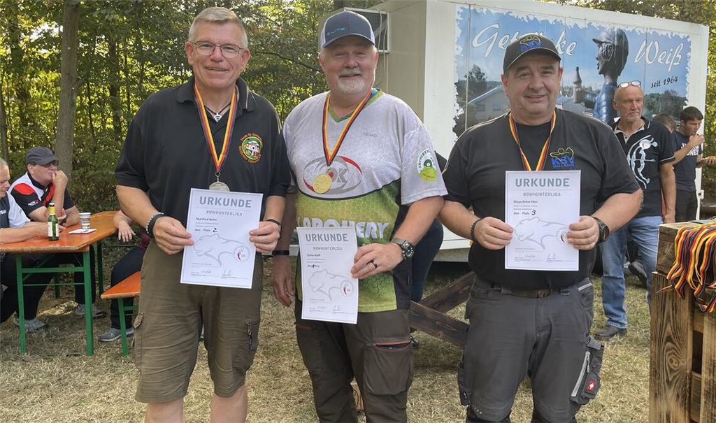 Manfred Bohn (li.) vom Gastgeber freut sich über Silber beim Ligafinale. Foto: privat
