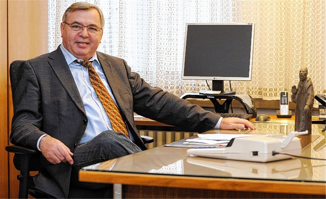 Manfred Dannecker an seinem Arbeitsplatz im Knittlinger Rathaus.