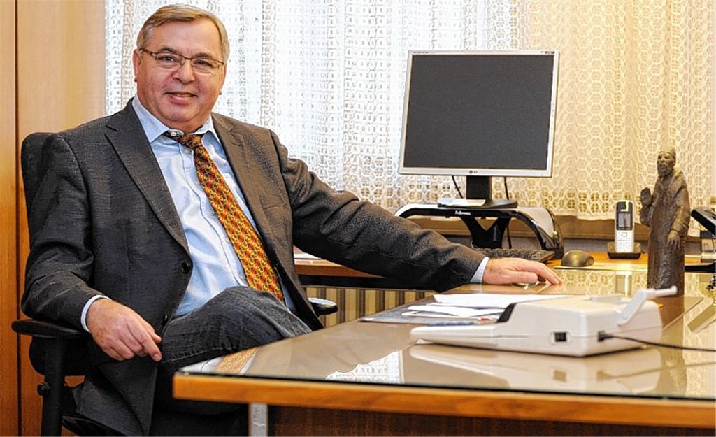 Manfred Dannecker an seinem Arbeitsplatz im Knittlinger Rathaus.