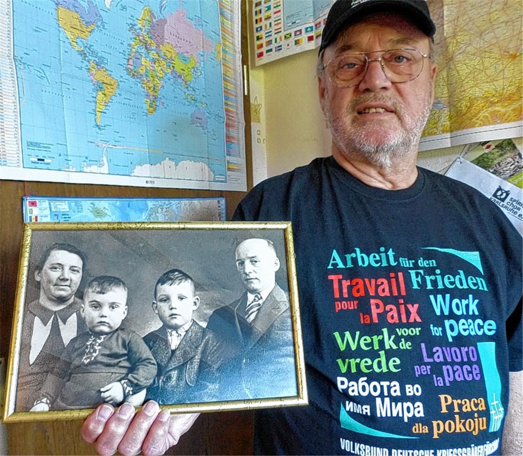 Manfred Gänger kann sich nicht mehr an seinen Vater erinnern, denn zum Zeitpunkt, als das Foto bei einem Heimaturlaub gemacht wurde, war er erst etwa zwei Jahre alt (vorne links).Foto: Roth