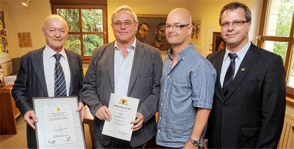 Manfred Heinrich (li.) ehrt Michael Barth (2. v. li.) für seine 40-jährige Treue zur Baufirma Heinrich. Geschäftsführer Jürgen Heinrich und Bürgermeister Andreas Felchle (re.) gratulieren. Foto: Fotomoment