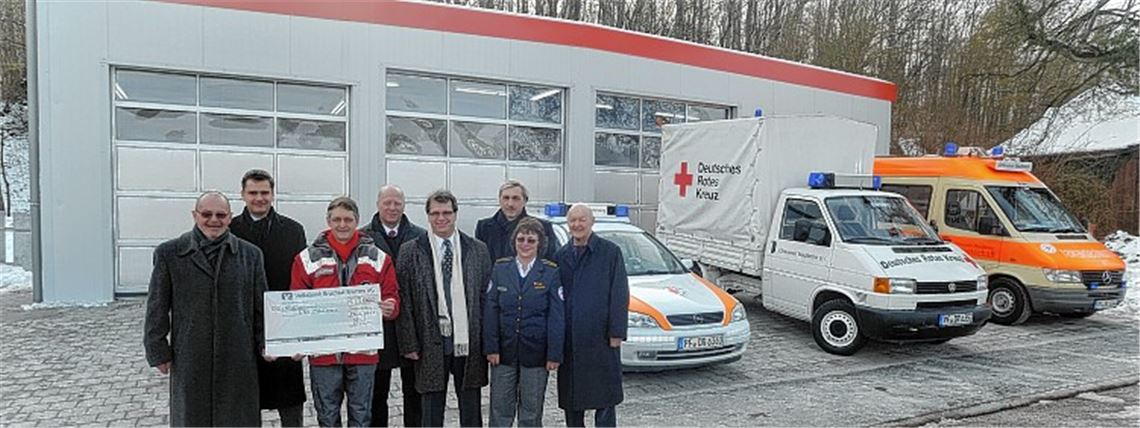 Manfred Heinrich von der gleichnamigen Baufirma, Lily Augenstein vom DRK-Kreisverband, Stadtbaumeister Karl Velte, Bürgermeister Andreas Felchle und Werner Hänlein vom Kreisverband (v. re.) gratulieren zum Neubau des DRK Maulbronn. Vorsitzender Thomas Haalboom nimmt von den Vertretern der Volksbank Bruchsal-Bretten eine Spende über 3000 Euro entgegen.