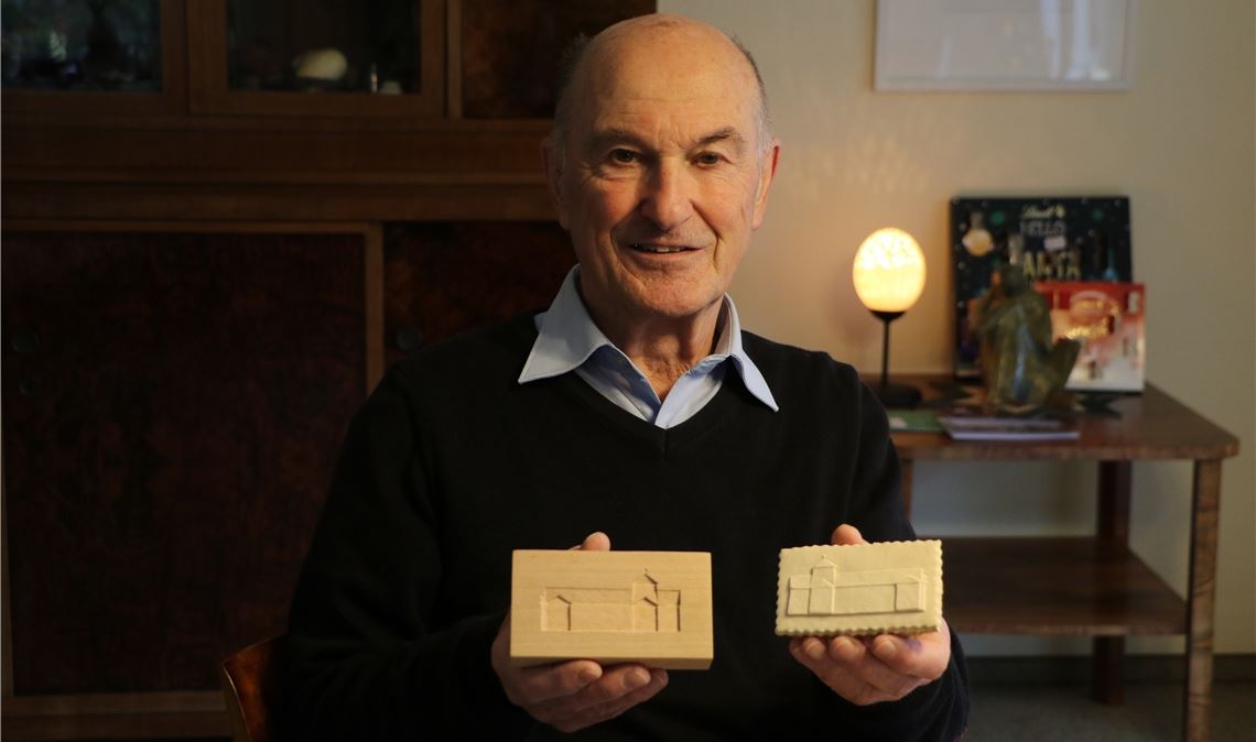 Manfred Kugler aus Lomersheim beliefert als absoluter „Springerle-Fachmann“ zur Weihnachtszeit auch Bekannte. Nicht jeder weiß, wie viel Arbeit wirklich hinter seinem Hobby steckt. Fotos: Deeg