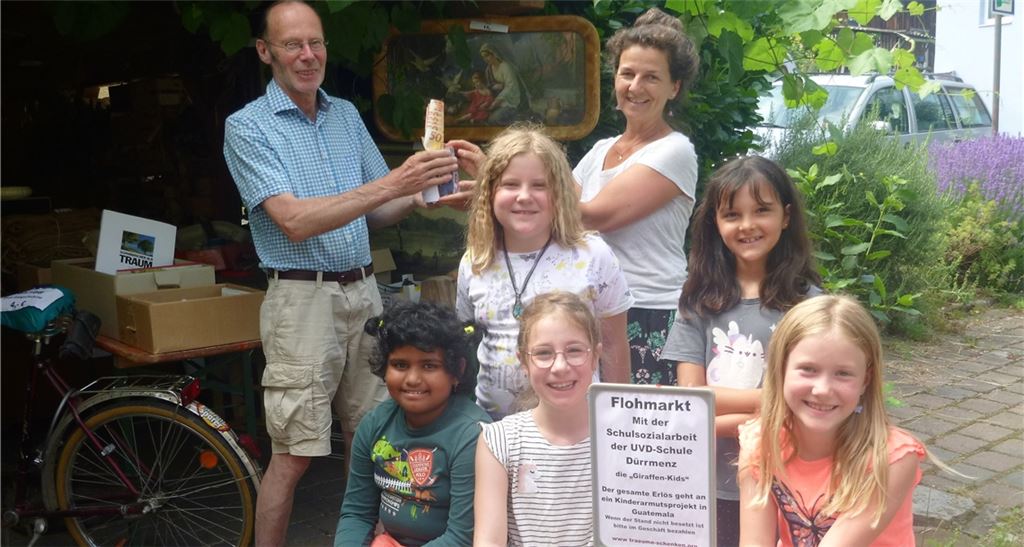 Manfred Rapp bei der Spendenübergabe an die Giraffen-Kids. Foto: privat