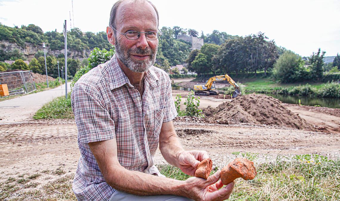 Manfred Rapp im Sommer 2012 im Einsatz auf der Gartenschau-Baustelle: Im Enzvorland entdeckt und sichert der Lokalhistoriker Fundstücke aus der Römerzeit. Foto: Archiv