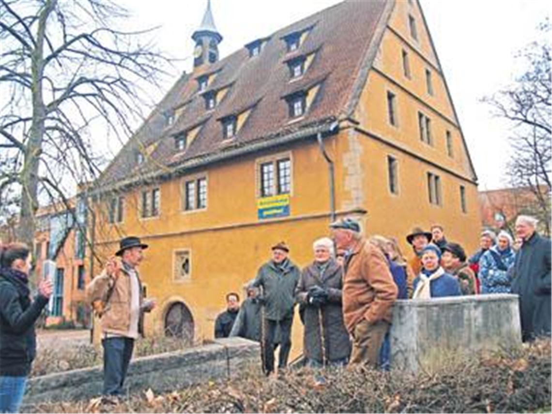 Manfred Rapp (li.) erläutert den Teilnehmern der Führung unter anderem die Entstehungsgeschichte der Kelter. Foto: Filitz