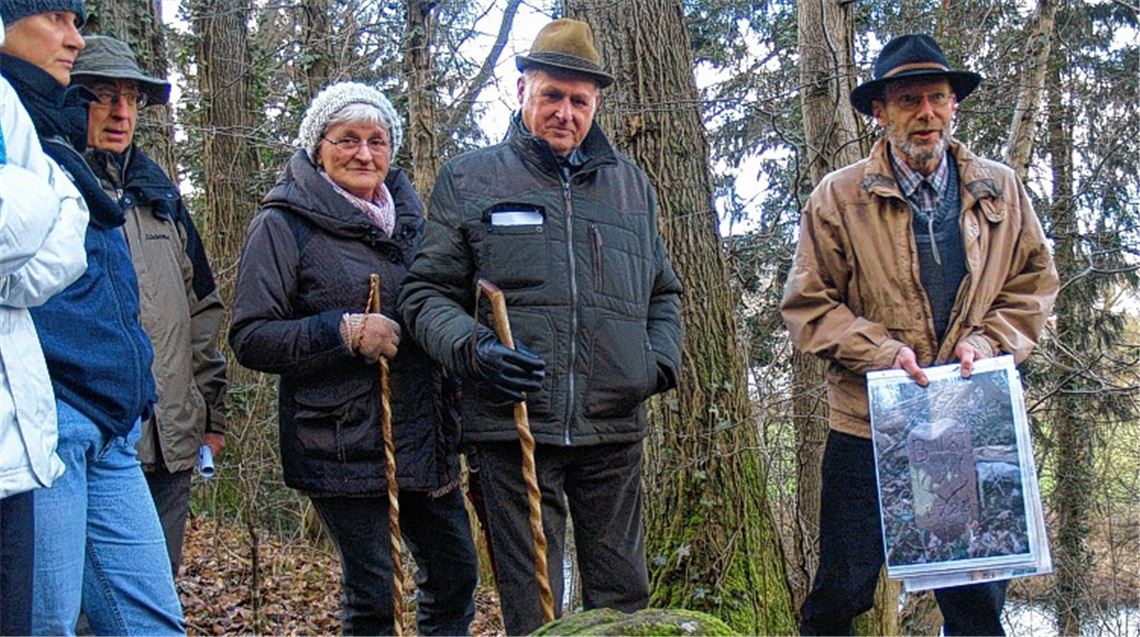 Manfred Rapp (re.) nimmt Interessierte mit auf historische Exkursion. Foto: Filitz
