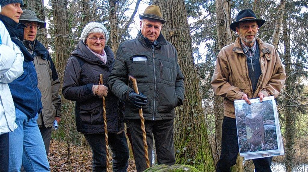 Manfred Rapp (re.) nimmt Interessierte mit auf historische Exkursion. Foto: Filitz