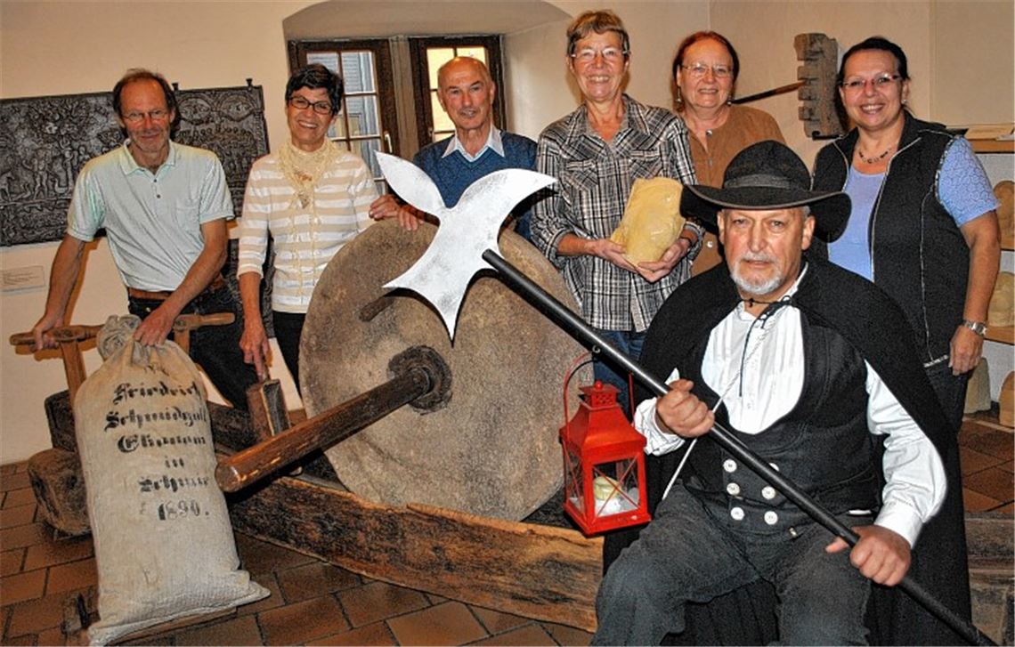 Manfred Rapp (v.li.), Claudia Lang, Manfred Kugler, Christiane Bastian-Engelbert, Adelheid Teschner, Rainer Wallinger und Dorothea Brandauer freuen sich auf weitere Mitstreiter.Foto: Stahlfeld