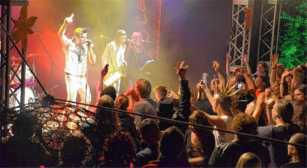 Manfred Schäfer vom Kulturverein „bastscho“ heizt mit seiner Band „Potatoes“ den Besuchern des siebten Großglattbacher Open Air kräftig ein. Foto: Bischoff-Krappel