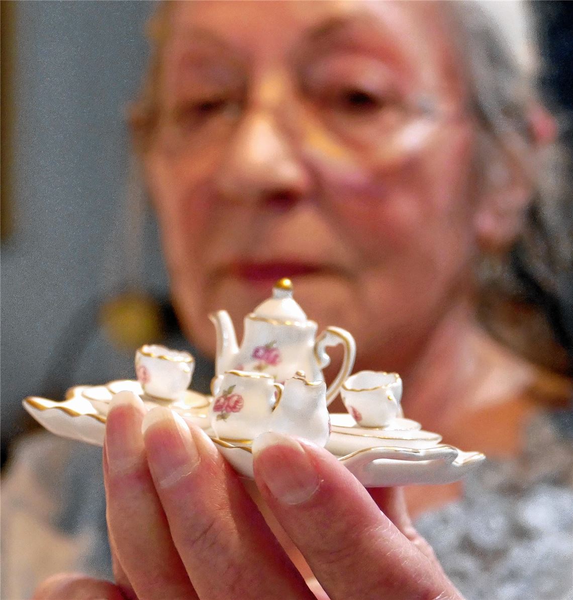 Manfred Schobel zeigt einen alten Reisewecker einer Pforzheimer Firma, und Rosemarie Gulden sammelt Miniatur-Kaffeeservices.Roth