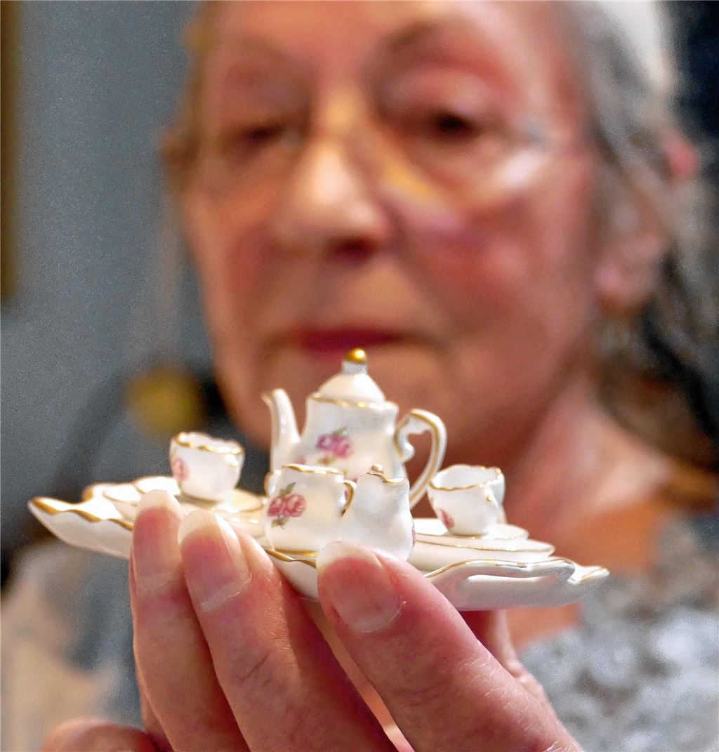 Manfred Schobel zeigt einen alten Reisewecker einer Pforzheimer Firma, und Rosemarie Gulden sammelt Miniatur-Kaffeeservices.Roth