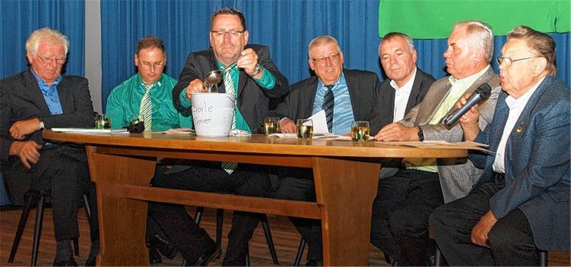 Manfred Teply (Mitte) moderiert den Iptinger Frühschoppen mit sechs SVI-Vorsitzenden aus fünf Jahrzehnten: Helmut Bauer (1975 – 1994), Uwe Hinterseer (seit 2009), Dietmar Flattich (2003 – 2009), Karl-Heinz Rapp (1994 – 2003), Alfred Mayer (1973 – 1975) und Walter Hafner (1966 – 1973). Fotos: Appich