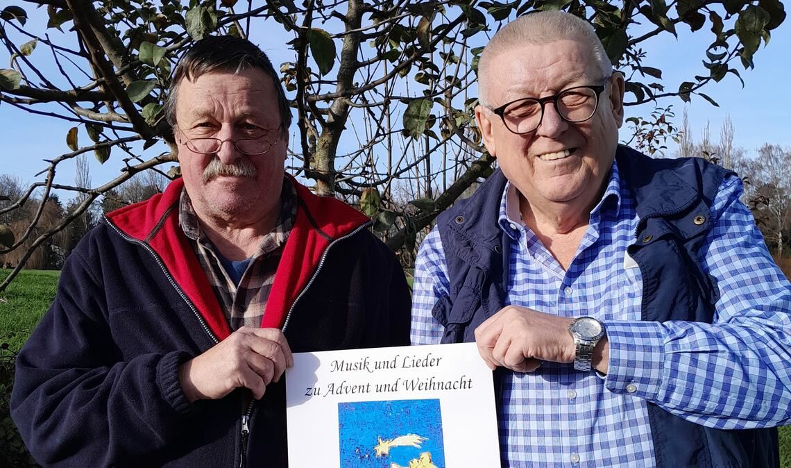 Manfred Teply (re.) und Manfred Bauer blicken auf 47 Jahre Liedkultur der „Georgsgeyer“ zurück und laden am vierten Advent zum Abschiedskonzert ein. Foto: Filitz