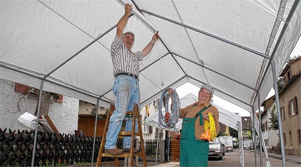 Manfred Weber (li.) und Gerhard Hunn beim Aufbau des Liederkranz-Standes.