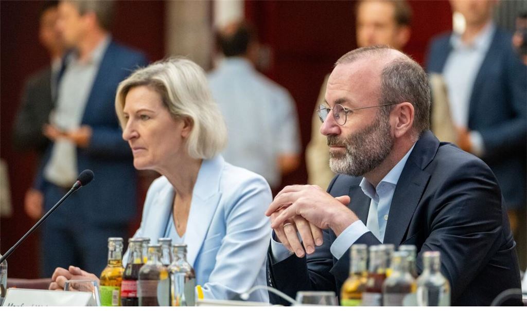 Manfred Weber (r), Vorsitzender der EVP-Fraktion im Europäischen Parlament, und Angelika Niebler (l), Vorsitzende der CSU-Europagruppe (Archivbild).