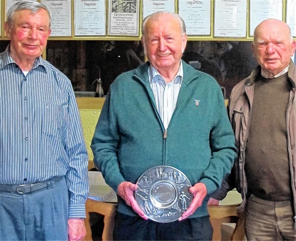 Manfred (li.) und Helmut Elstner gratulieren ihrem Bruder Markwart (Mitte) zu 60 Jahren Mitgliedschaft im SV Mühlacker. Foto: privat