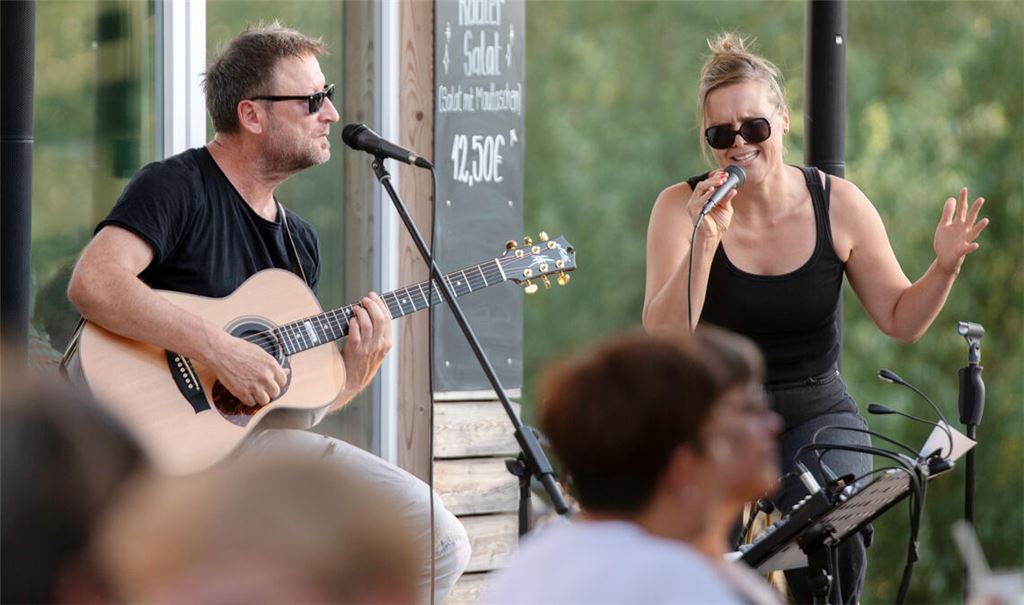 Manne Wirth und Marina Capek spielen ein Open-Air im „Essenz“. Foto: Fotomoment