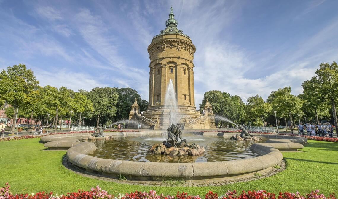Mannheim hat sehr ambitionierte Klimaziele und macht mit bei der EU-Mission „100 klimaneutrale Städte bis 2030“. Im Bild ist der Wasserturm am Friedrichsplatz zu sehen.