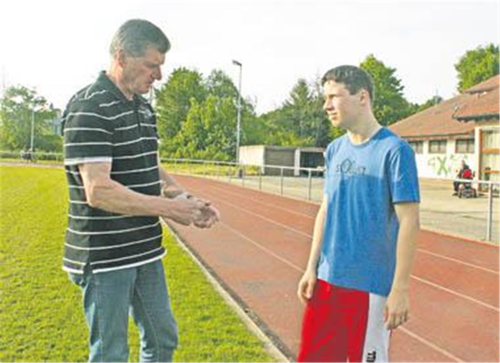 Manöverkritik: Kreis-Lehrwart Dieter Hammer (li.) im Gespräch mit dem Maulbronner Nachwuchsschiedsrichter David Werthwein.
Foto: Westermann