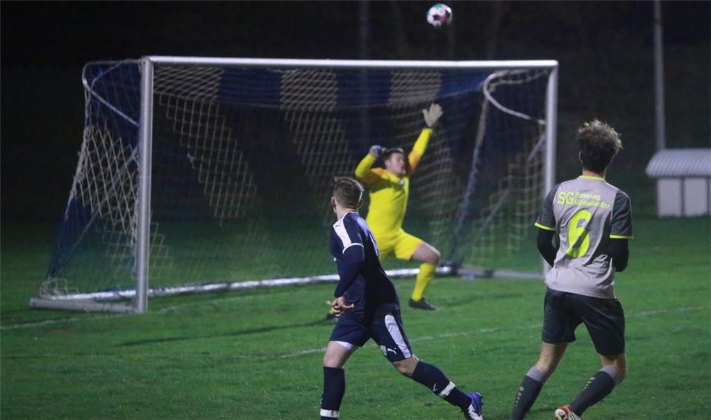 Manuel Dreibach erzielt wenige Minuten vor der Halbzeit sehenswert das 3:0 für die SG. Fotos: Huber
