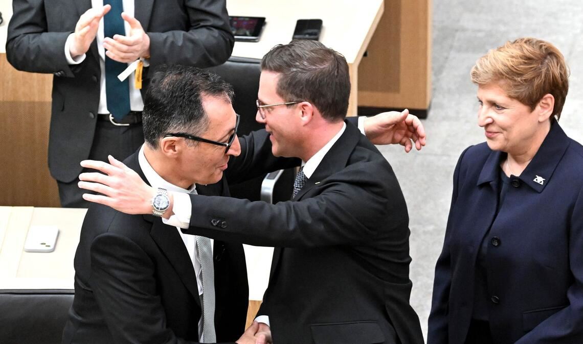 Manuel Hagel (CDU, Mitte) gratuliert Cem Özdemir (links) zur Wahl zum Ministerpräsidenten. Rechts ist die neue Verkehrsministerin Nicole Razavi (CDU) zu sehen.