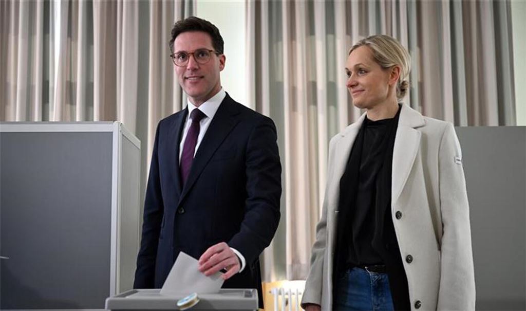 Manuel Hagel (CDU), Spitzenkandidat seiner Partei für die Landtagswahl in Baden-Württemberg, gibt mit seiner Frau Franziska seine Stimme ab.