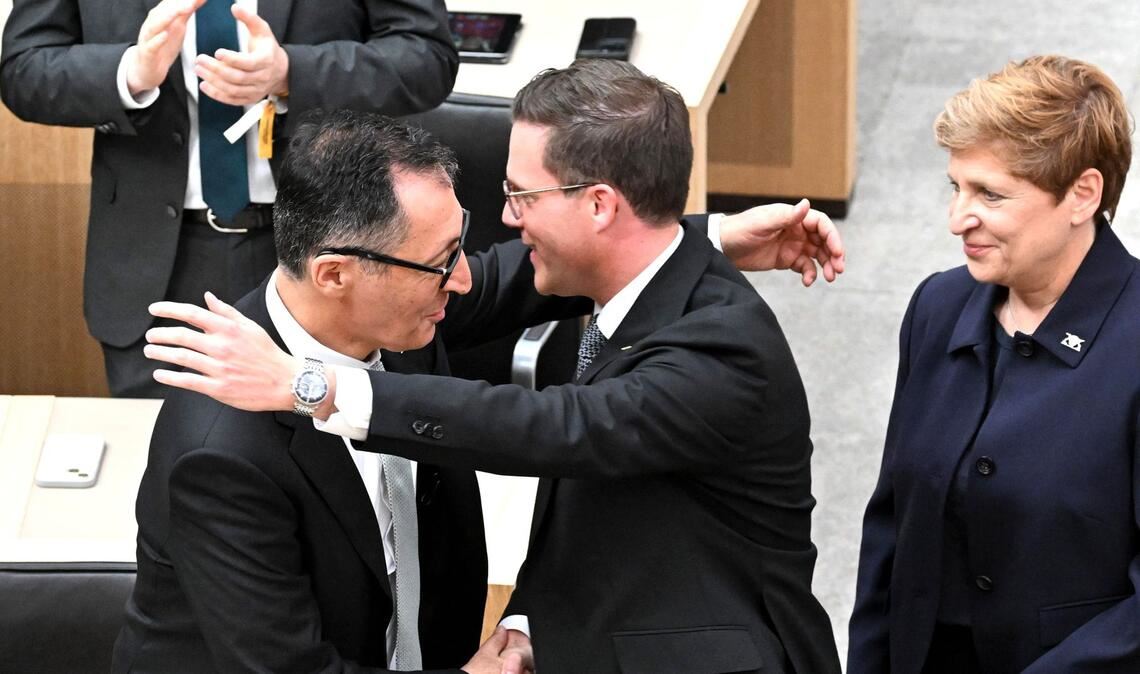 Manuel Hagel (CDU) gratuliert Cem Özdemir (Bündnis 90/Die Grünen).