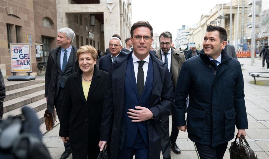 Manuel Hagel auf dem Weg zum Sondierungsgespräch. Umrahmt wird er von Nicole Razavi und Tobias Vogt.