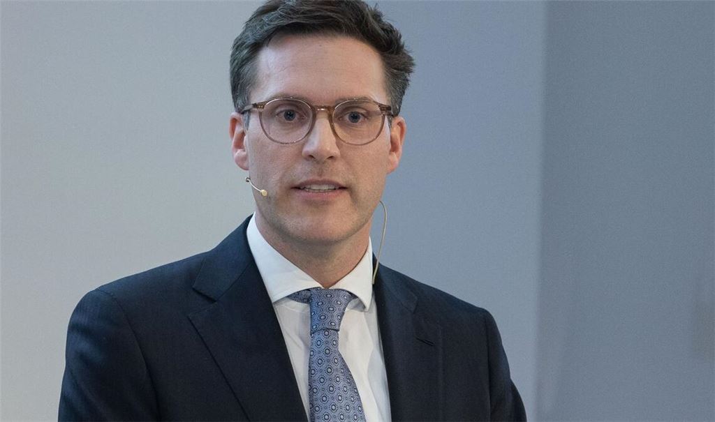 Manuel Hagel bei einer Podiumsdiskussion zur Landtagswahl.