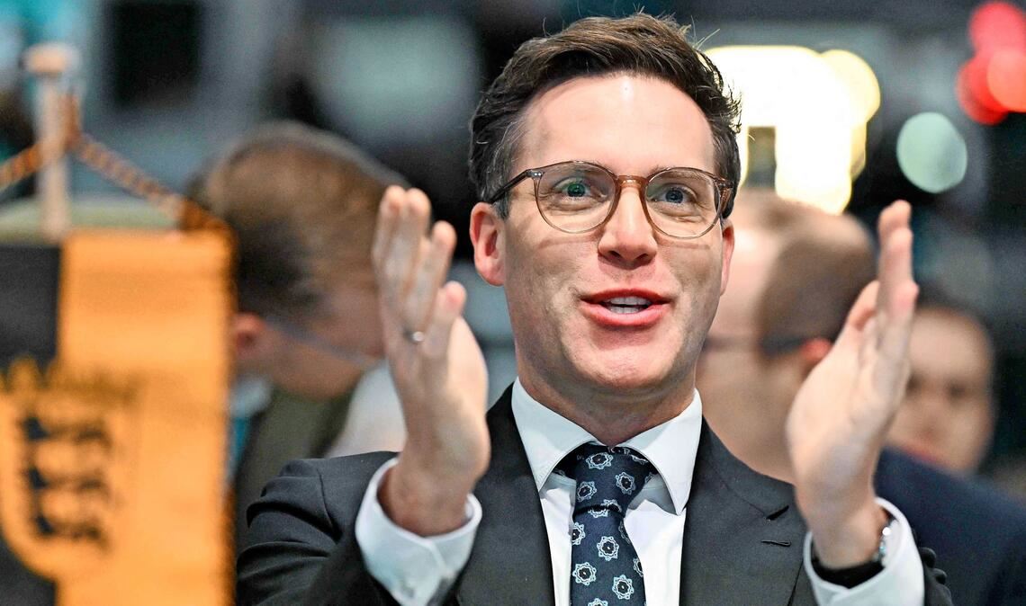 Manuel Hagel gibt sich gern heimatverbunden und volksnah.