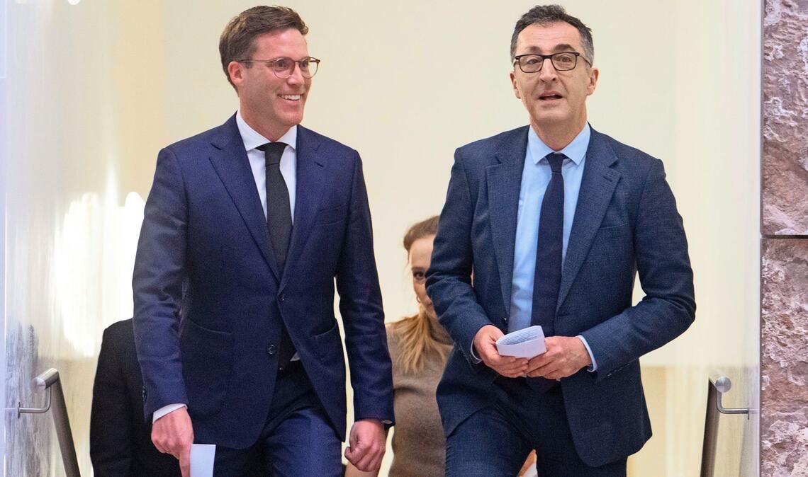 Manuel Hagel (links, CDU) und Cem Özdemir (Grüne) auf dem Weg zum ersten gemeinsamen Auftritt. Özdemir sprach von „ernsthaften Verhandlungen“.