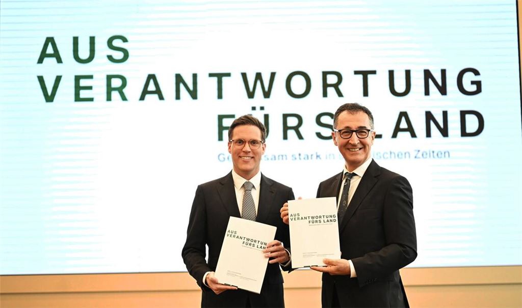 Manuel Hagel (links) und Cem Özdemir bei der Präsentation des Koalitionsvertrags